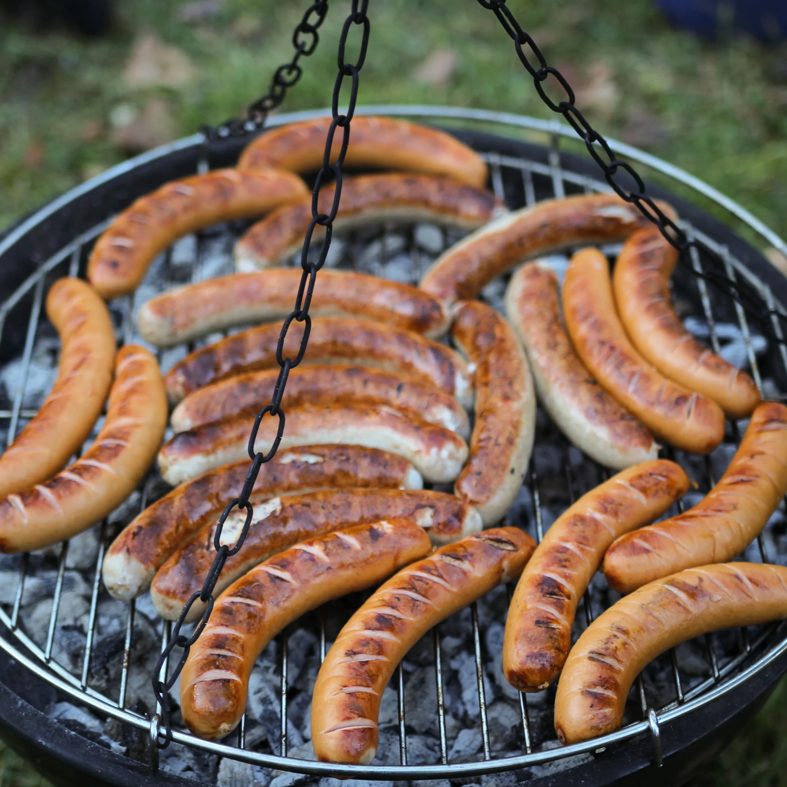 Grill Grill mit Würstchen neben dem Wägele für entspannte Abende in der Natur