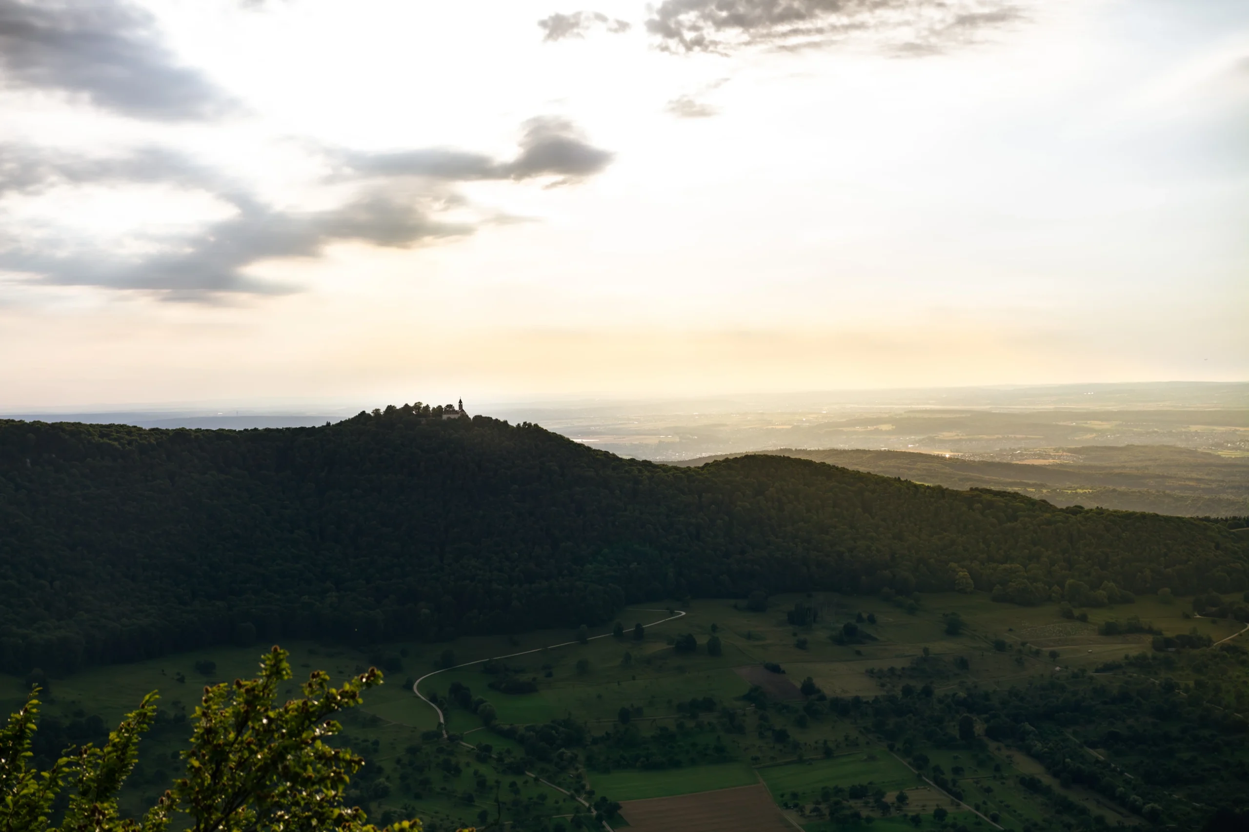 Teck Aussicht zur Burg Teck oberhalb von Bissingen an der Teck auf der Schwäbischen Alb